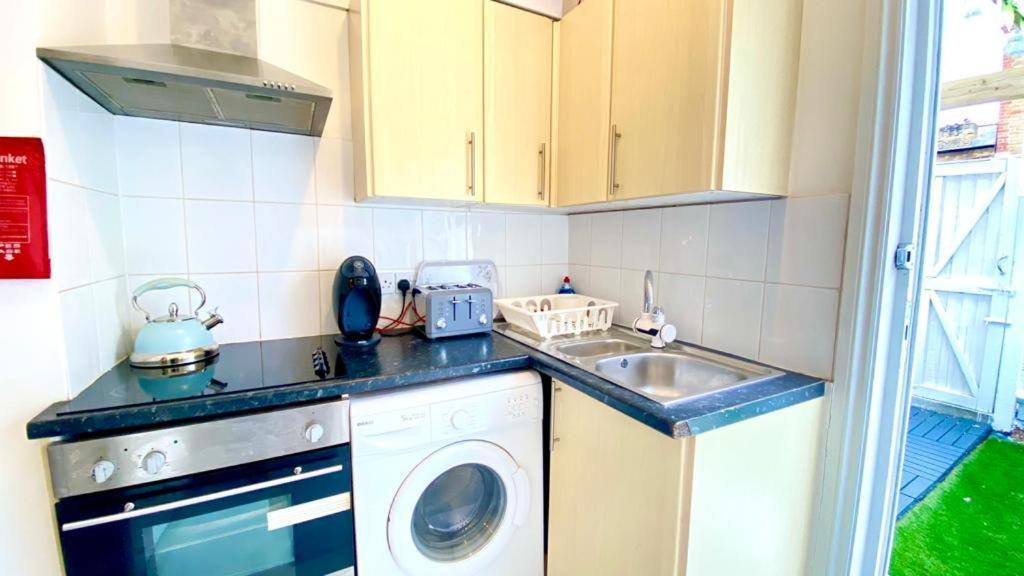 Modern And Cosy Studio Flat Londen Buitenkant foto